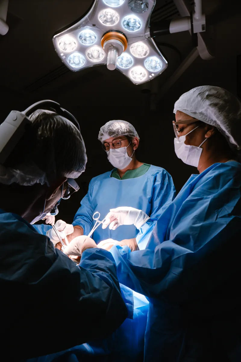 Equipe médica durante um procedimento cirúrgico