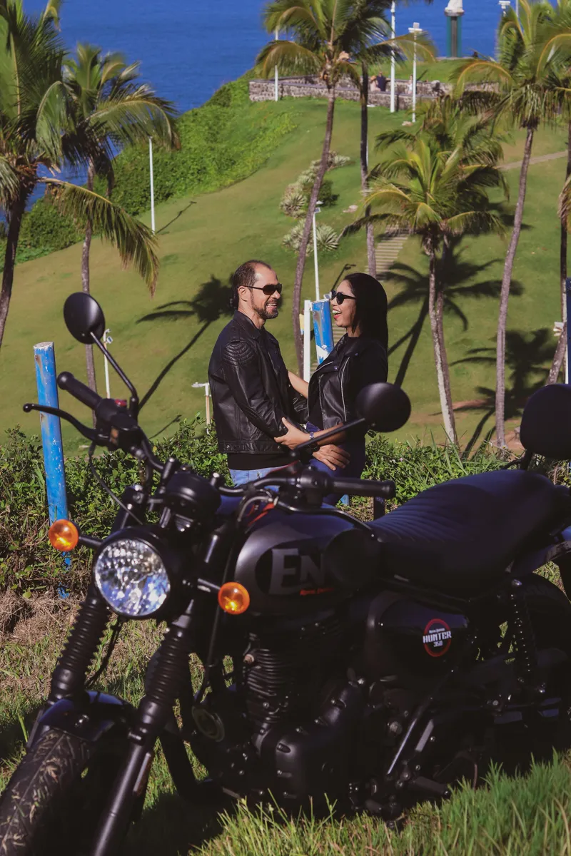 Ensaio de marca com motocicleta em área externa